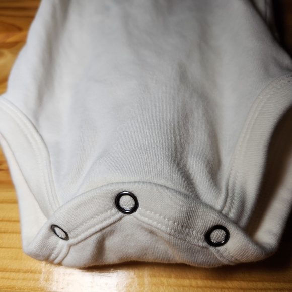 🎃 Finn + Emma Onesie | Organic Graphic Bodysuit in Pumpkin 0-3m - Picture 9 of 14